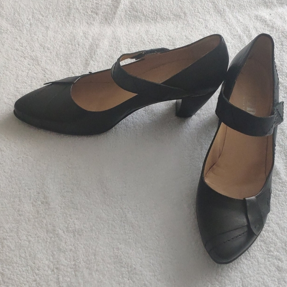 Fidji Leather Pumps - Picture 1 of 8